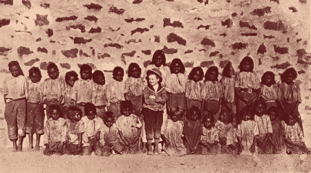 Théodore, fils de missionnaire, né en 1908, et élevé seul blanc, parmi les aborigènes de la tribu des Arandas. En plein coeur du désert australien. Il entreprend des études classiques, puis revient vivre avec les Arandas, qui l’autorisent à enregist…