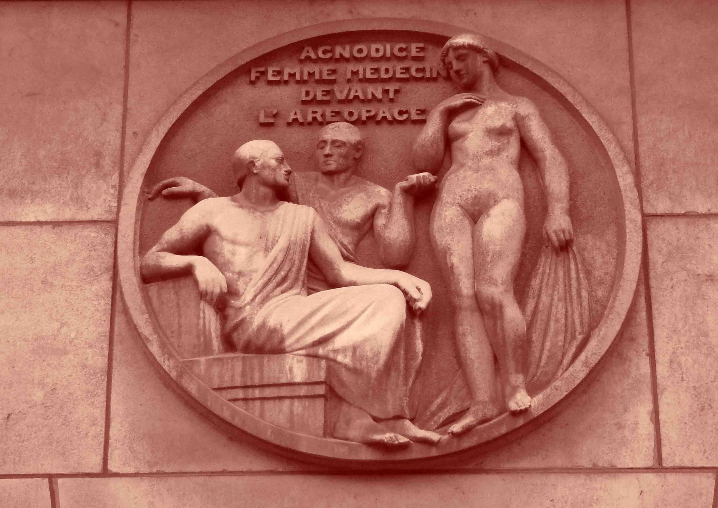 Obligée de se déshabiller devant l’assemblée, la première femme médecin grecque, gynécologue, pratiquait la médecine déguisée en homme.