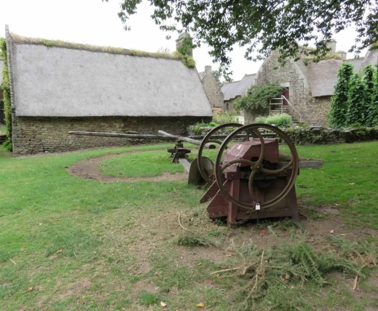 Traction animale : machine à broyer l'ajonc, nourriture pour le bétail. Bretagne début du XX ième siècle.