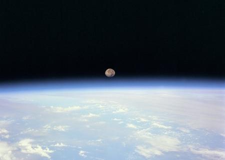 L'atmosphère, fine couche d'air protégée par la couche d'ozone.