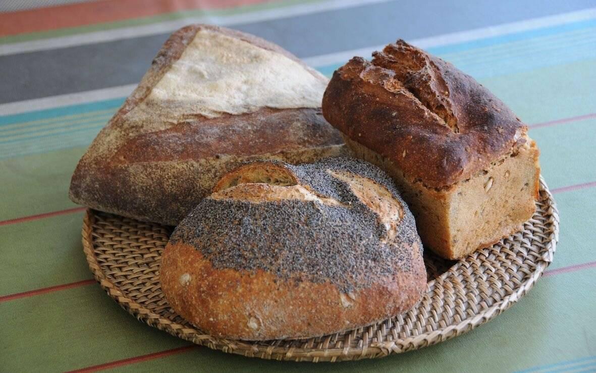 Après le temps du pain blanc, voici le temps des merveilleux pains semi-complets, au levain, agrémentés de graines diverses. (Pain Virgule Le Landreau)