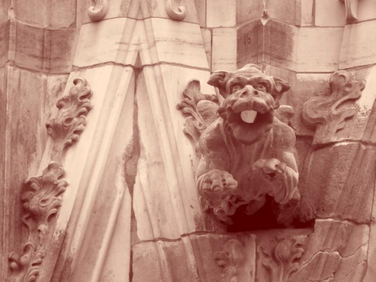 OGM décorant une cathédrale