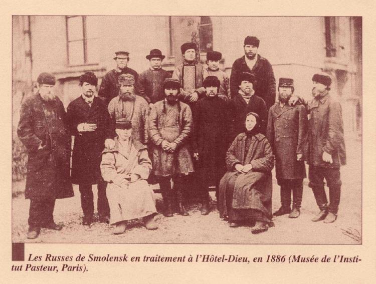 Jamais à cette époque ne se répandit plus vite une information, cette formidable nouvelle d'un traitement de la rage, dans le monde entier. Des malades mordus affluèrent à Paris, de tous pays,&nbsp;pour profiter de la vaccination curative de monsieu…
